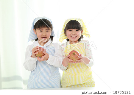 Two children who cook dishes 19735121