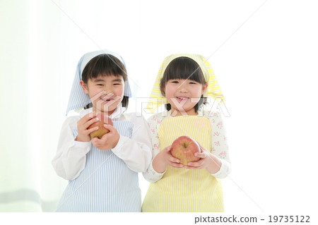 Two children who cook dishes Two children who cook dishes 19735122