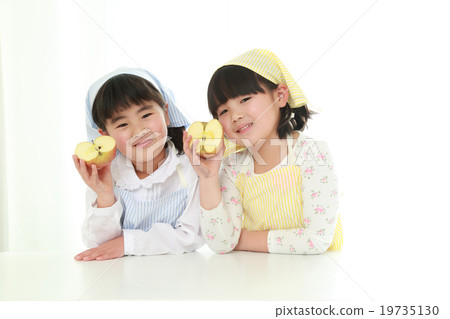 Two children with apples 19735130