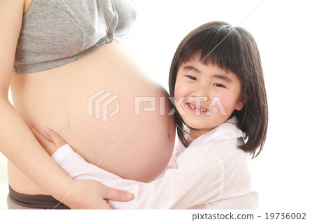 A child wearing a face on the stomach of a pregnant woman 19736002