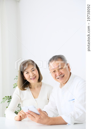 Senior couple using tablet PC 19738092