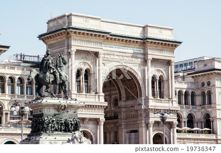 Galleria Vittorio Emanuele II with statue Galleria Vittorio Emanuele II with statue 19738347