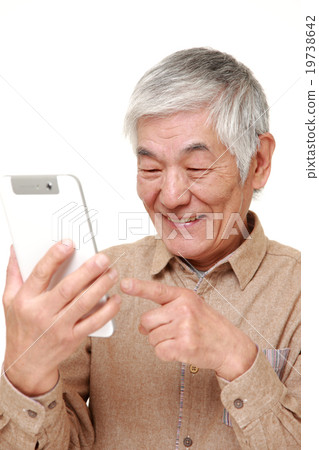 Elderly people who like tablets 19738642