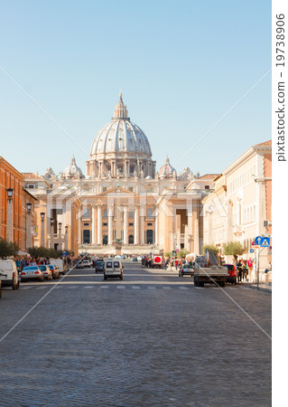 St. Peter's cathedral  in Rome, Italy 19738906