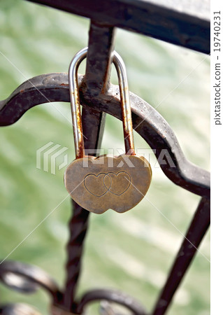 Castle in heart-shaped bronze 19740231