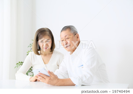 Senior couple using tablet PC 19740494
