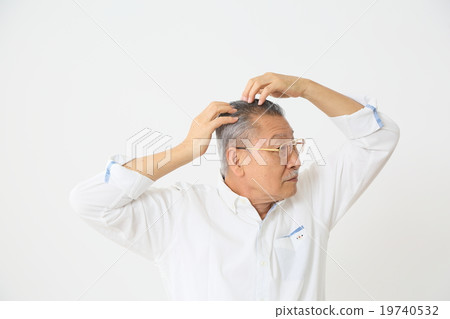 Senior male negative image 19740532