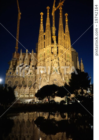 Sagrada Familia at night view 19742164