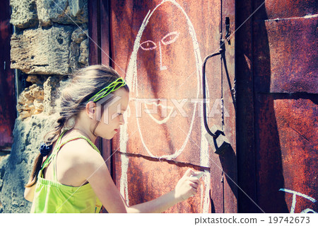 girl draw with chalk 19742673