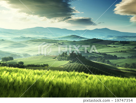 Early spring morning in Tuscany, Italy 19747354