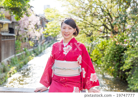 一個穿著和服的女人 一個穿著和服的女人 19747777