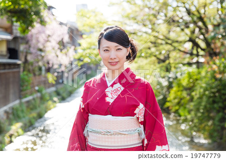 一個穿著和服的女人 一個穿著和服的女人 19747779