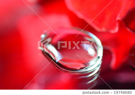 Water droplets 19748080