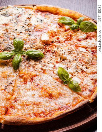 Pizza - four cheeses 19748082