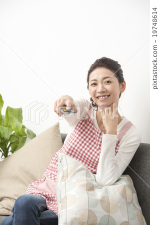 看電視的主婦 看電視的主婦 19748614