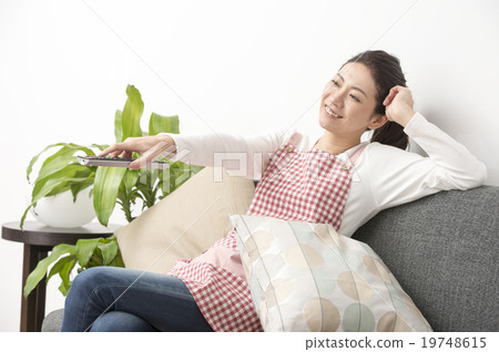 看電視的主婦 看電視的主婦 19748615