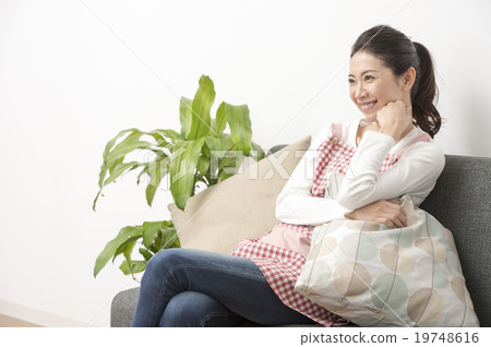 看電視的主婦 看電視的主婦 19748616