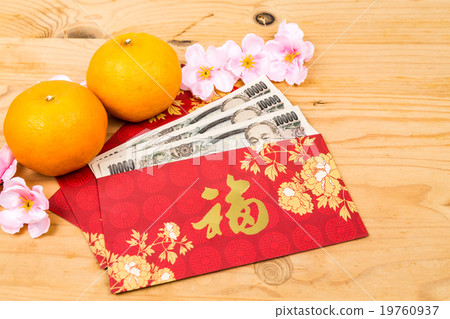 Red packet with Japanese Yen currency notes 19760937