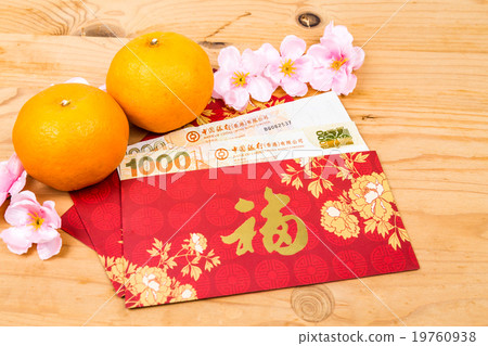 Red packet with Hong Kong Dollar currency notes 19760938