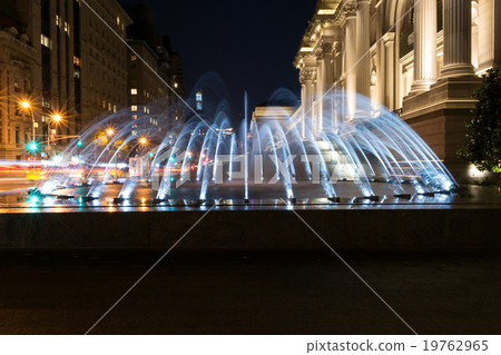 Fountain by the MET Fountain by the MET 19762965