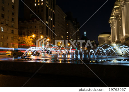 Still water on fifth avenue 19762967