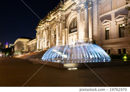 Water in movement in front of the MET Water in movement in front of the MET 19762970