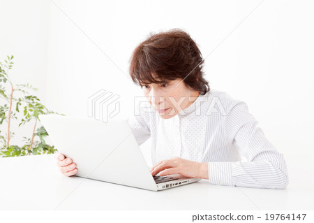 Senior woman who is not good at personal computer Senior woman who is not good at personal computer 19764147