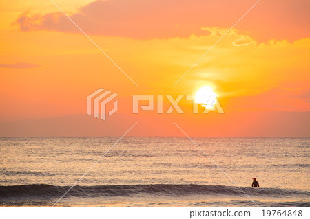 衝浪者和日落 19764848