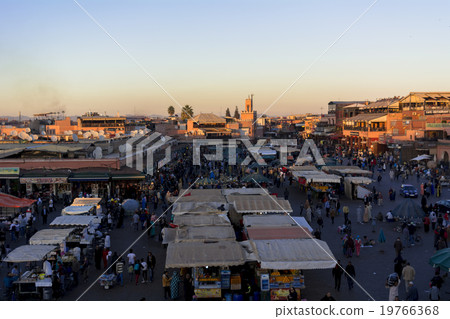 馬拉喀什的Djemaa el Fna廣場 馬拉喀什的Djemaa el Fna廣場 19766368