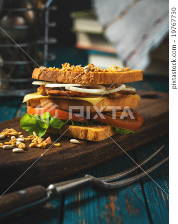 Sandwich with tomato, onions and bacon 19767730