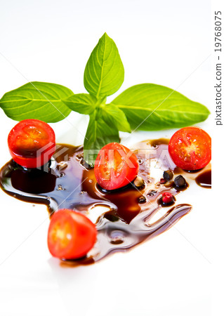 Tomato with Basil and Balsamic dressing 19768075