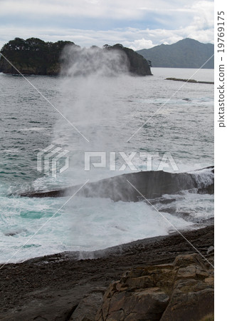 Squirt hole 19769175