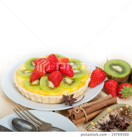 kiwi and strawberry pie tart 19769300