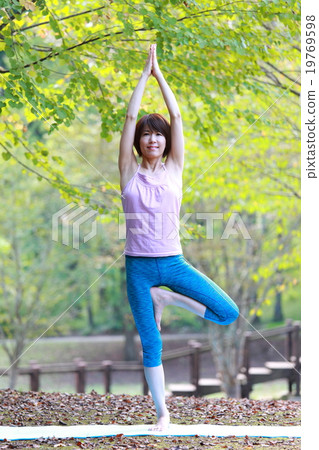 Standing wood pose 19769598