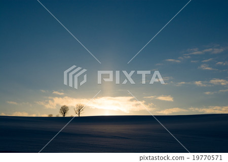 A winter hill where the setting sun sets A winter hill where the setting sun sets 19770571