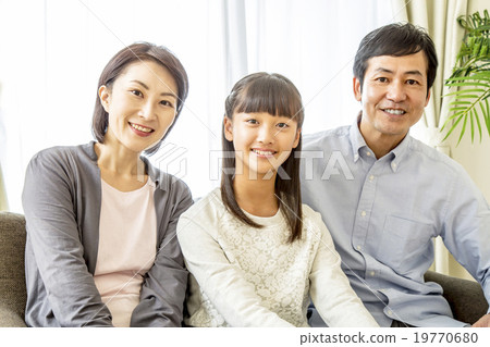 三個人坐在沙發上帶著微笑 三個人坐在沙發上帶著微笑 19770680