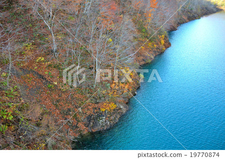 Autumn leaves of Senboku-shi Takaraen Lake 19770874