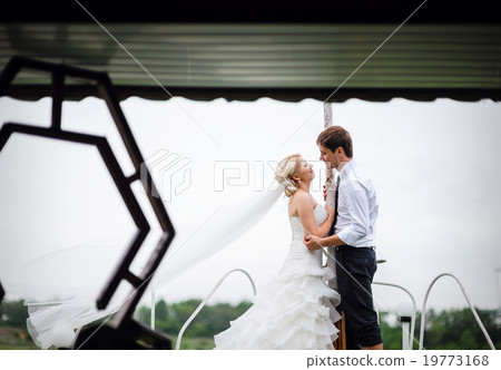 love the bride and groom kiss love the bride and groom kiss 19773168