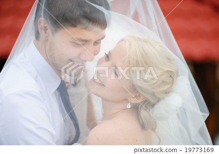love the bride and groom are covered with a veil love the bride and groom are covered with a veil 19773169