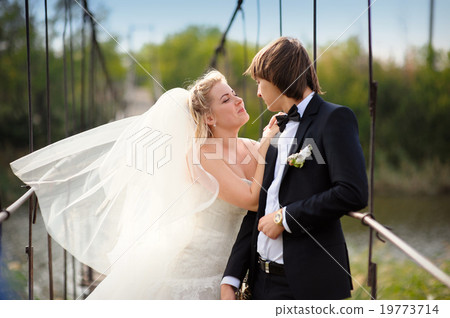 bride groom kiss on the bridge bride groom kiss on the bridge 19773714