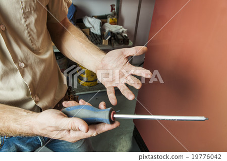 Dirty hand worker 19776042