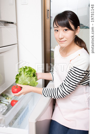 Women picking vegetables Women picking vegetables 19781148