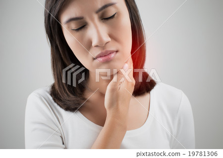 Sore throat woman, lymph node at neck 19781306