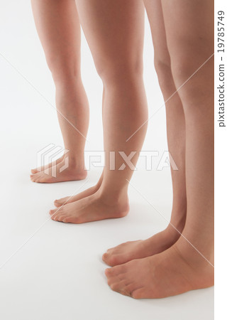 女性的腳部身體部位3人 19785749