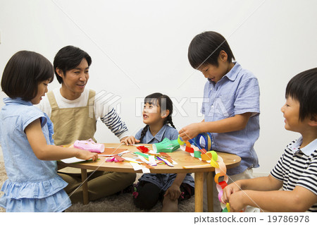 Children who do origami with a nursery teacher Children who do origami with a nursery teacher 19786978