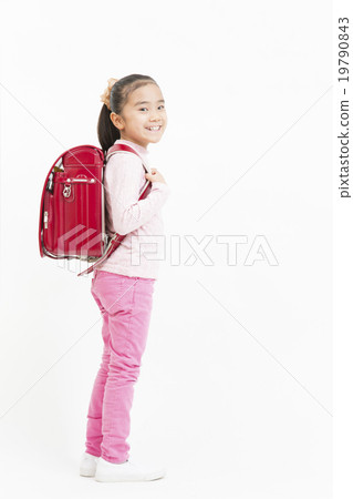 A girl who carried a school bag on a schoolboy Elementary school girl turning around A whole body girls school bags elementary school students 19790843