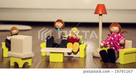 Lovely family of the wooden figures, retro toys 19791167