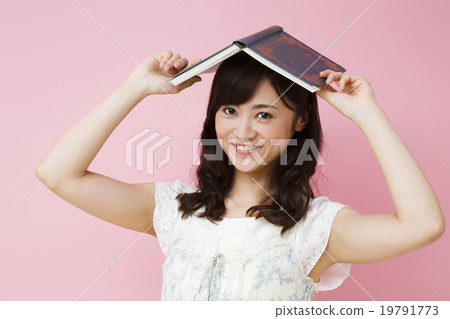 young woman      19791773