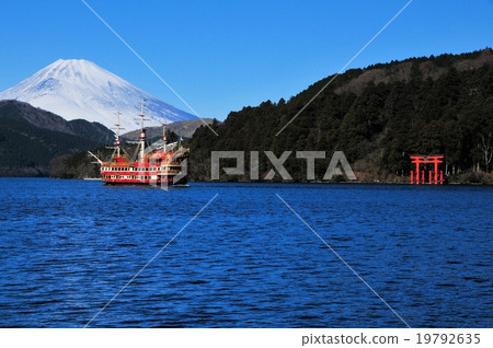 富士和蘆之湖和一艘海盜船 富士和蘆之湖和一艘海盜船 19792635