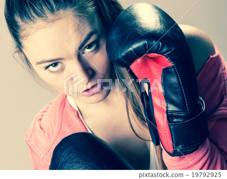 Woman training. Boxing. 19792925